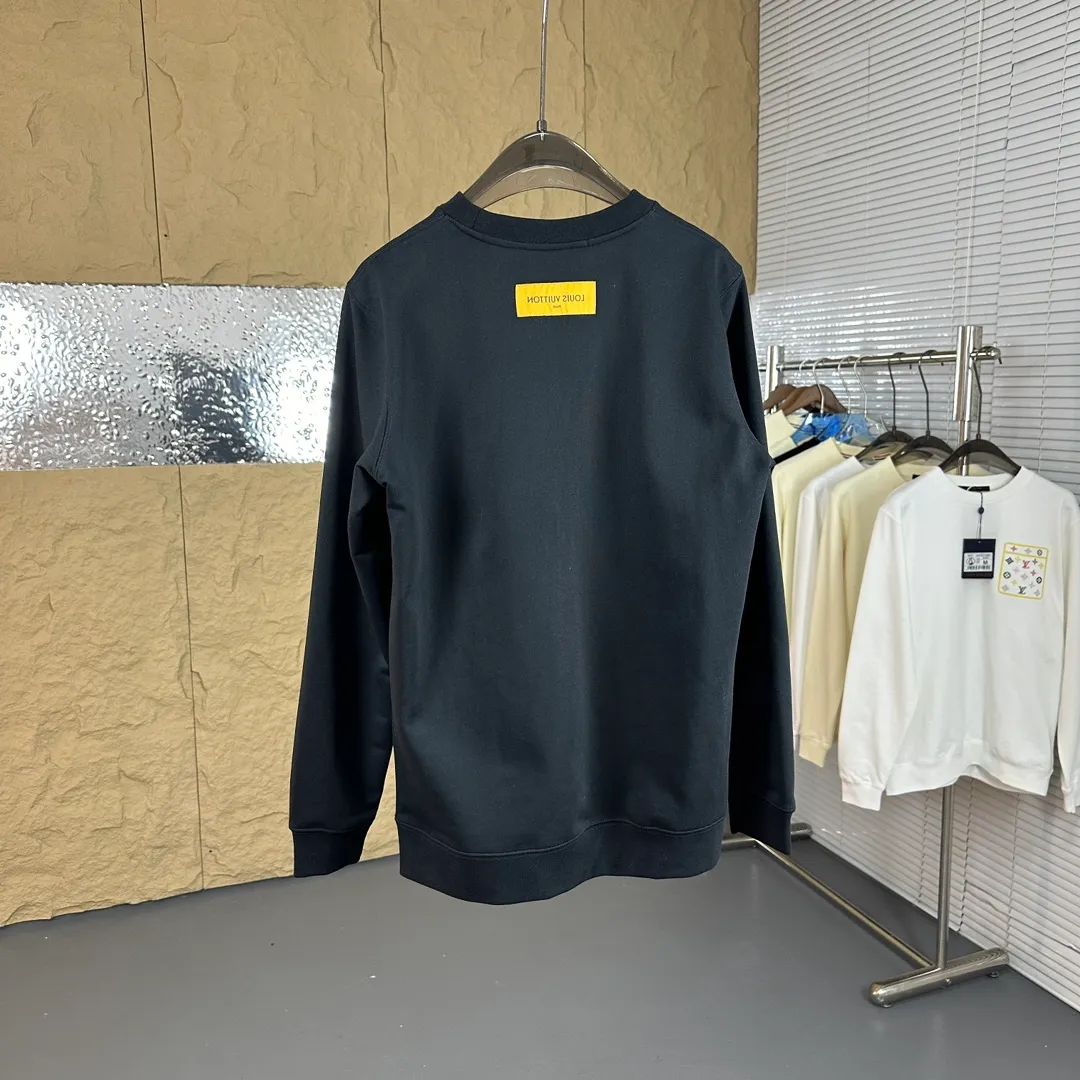 🅿️320 Brand: Louis Vuitton🤳𝗟𝗩 Fabric: ☑️Made of 440g double-strand pure cotton terry👕 Fabric: ☑️Thread with 1*1 double yarn thread. 🔜Comes with dyeing in the same tank. Craftsmanship: ☑️The embroidery uses 3D three-dimensional embroidery technology, 🇧🇫The original computer scan and print is restored 1:1. The pattern is clear and the needle count is dense. It is a rare high-end product on the market! 🇲🇩All three standards are complete! Size: ☑️S 〰️M 〰️L 〰️XL 〰️XXL